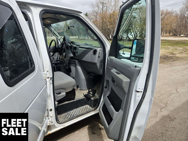 2010-ford-cargo-image-23