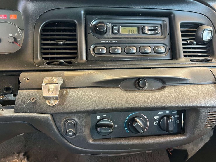 2004-ford-crown-vic-(211,135-miles)-image-30