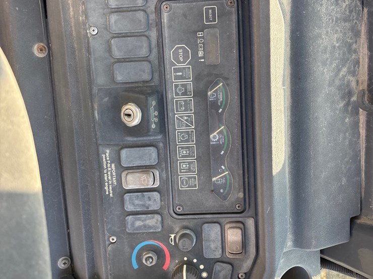 2005-deere-310g-image-13