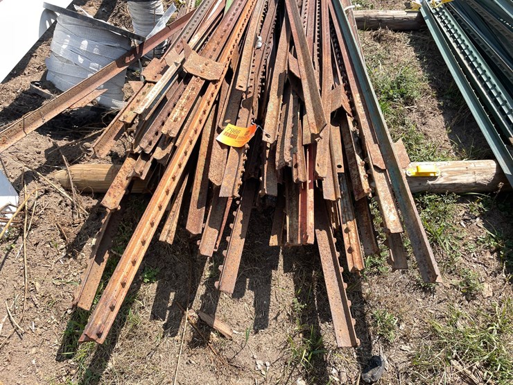 #7966-•-lot-of-assorted-fence-posts-image-6