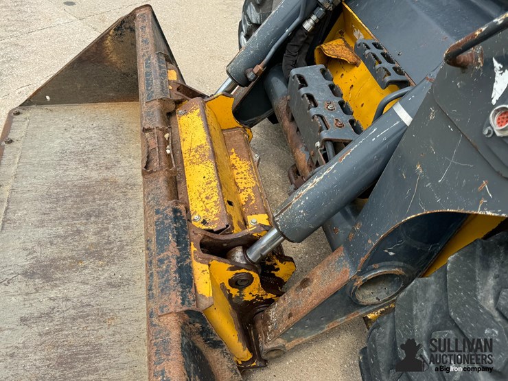 2017-deere-332g-image-11