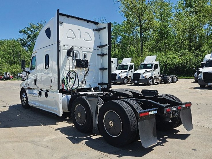 2020-freightliner-cascadia-126-image-2