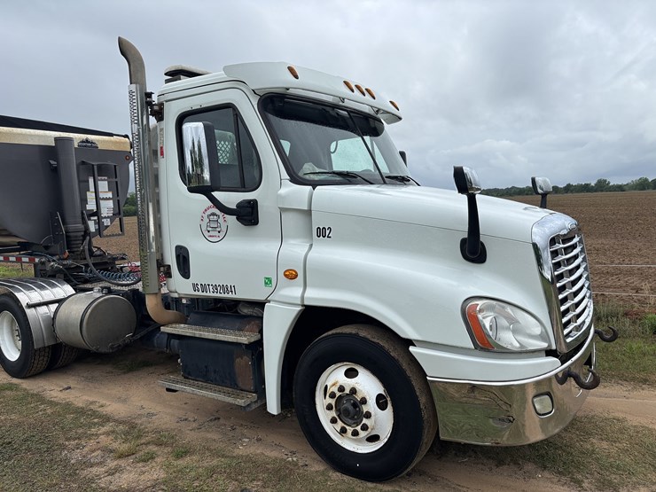 2016-freightliner-cascadia-image-2