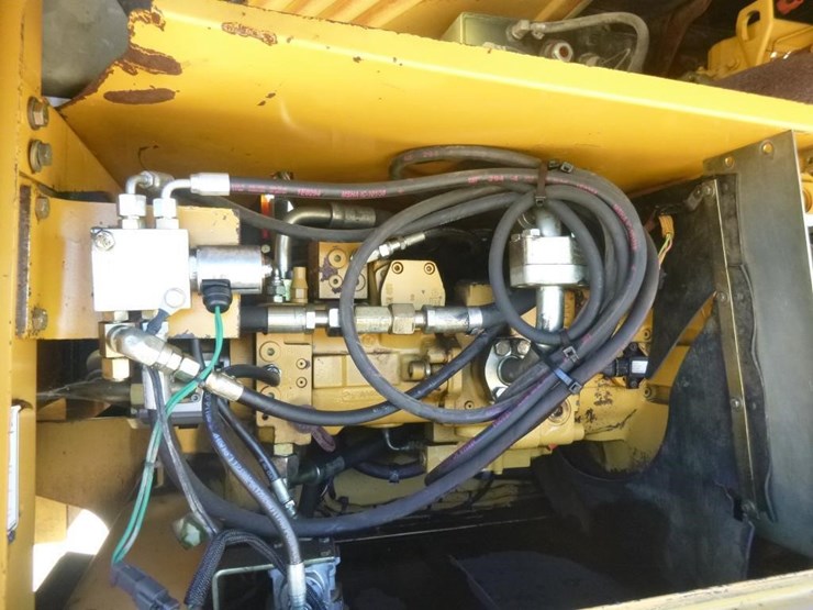 2005-caterpillar-m318c-image-18