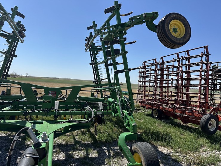 2023-john-deere-2430-image-2