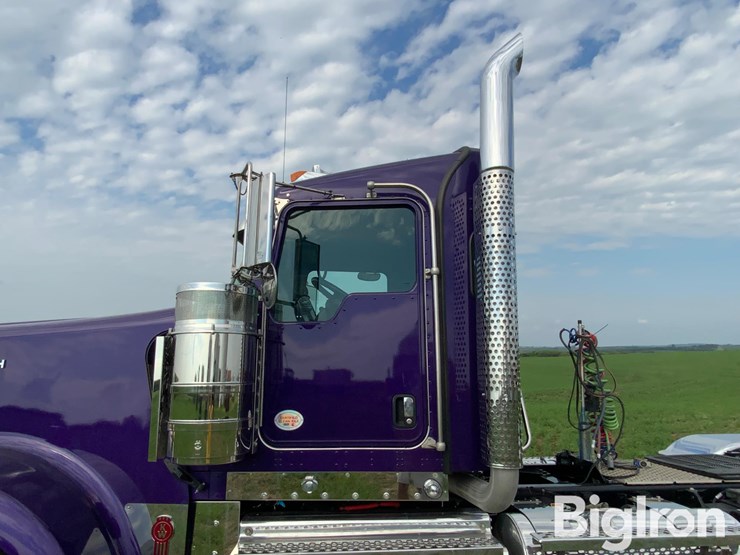 2025-kenworth-w900-image-15