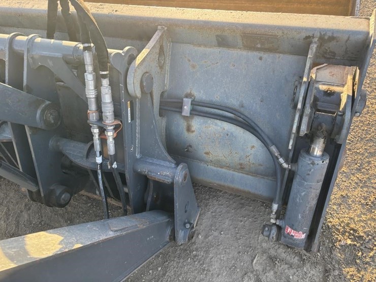 2020-deere-210l-image-14