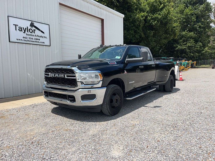 2022-dodge-3500-image-2