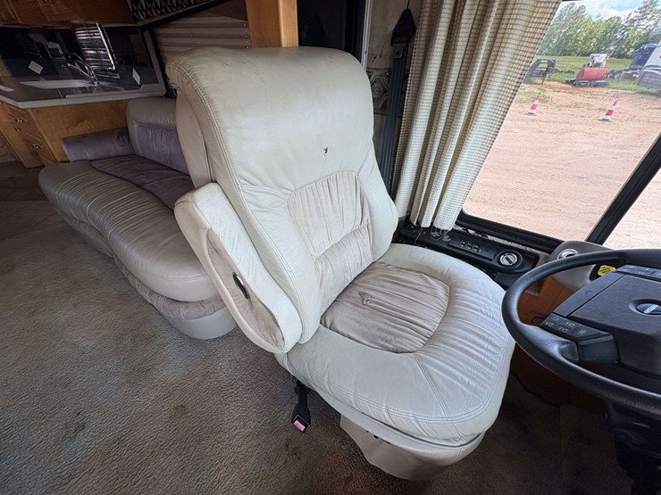 2003-freightliner-xc-fleetwood-revolution-diesel-pusher-motor-home-(65,650-miles)-image-14