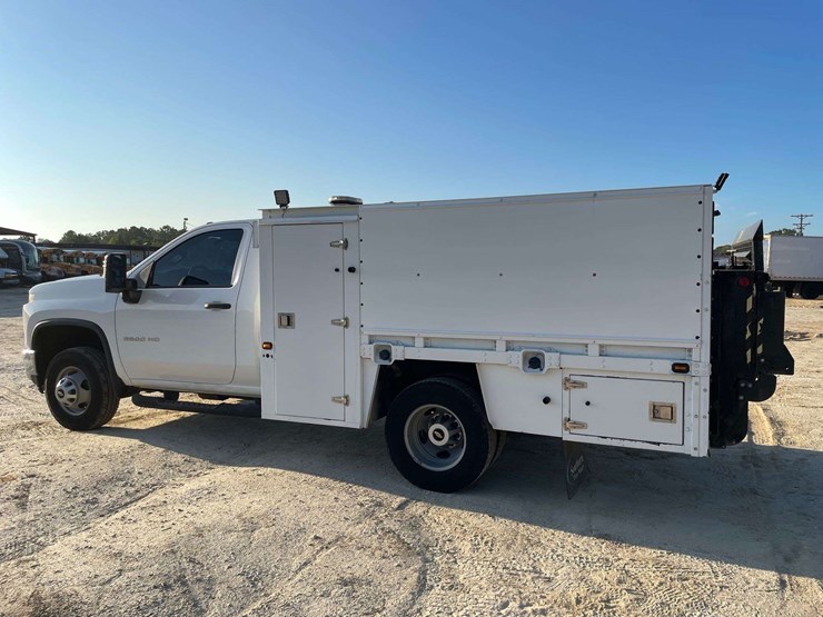 2021-chevrolet-silverado-3500-image-2