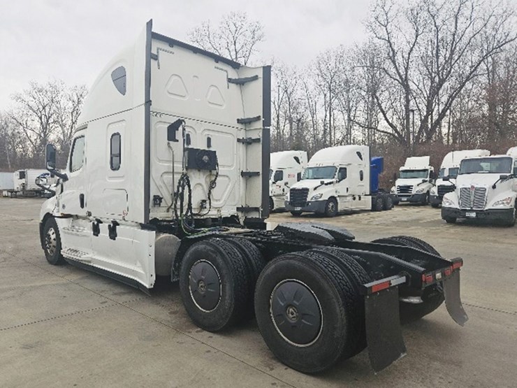 2020-freightliner-cascadia-126-image-2