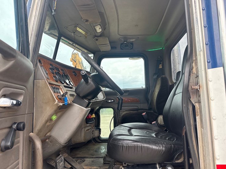 2006-peterbilt-385-image-17