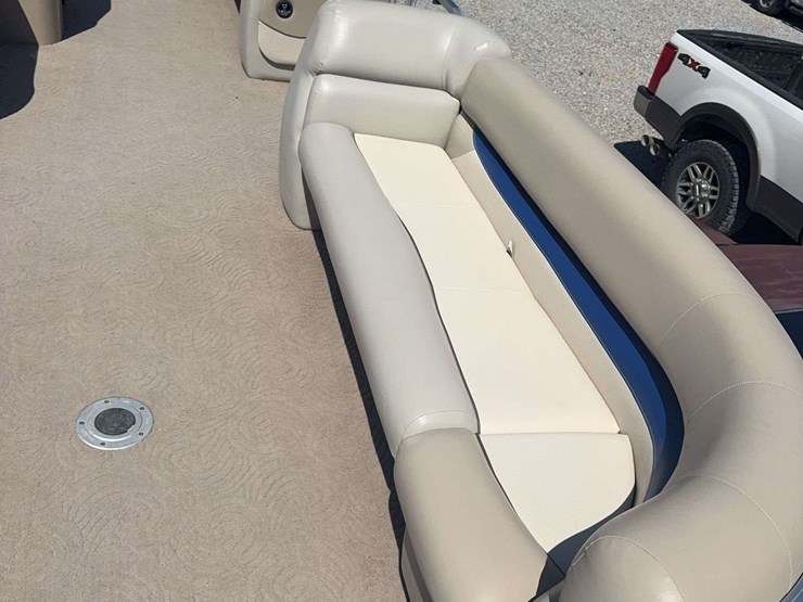 2012-suntracker-24'-dlx-pontoon-boat-(party-barge)-image-15