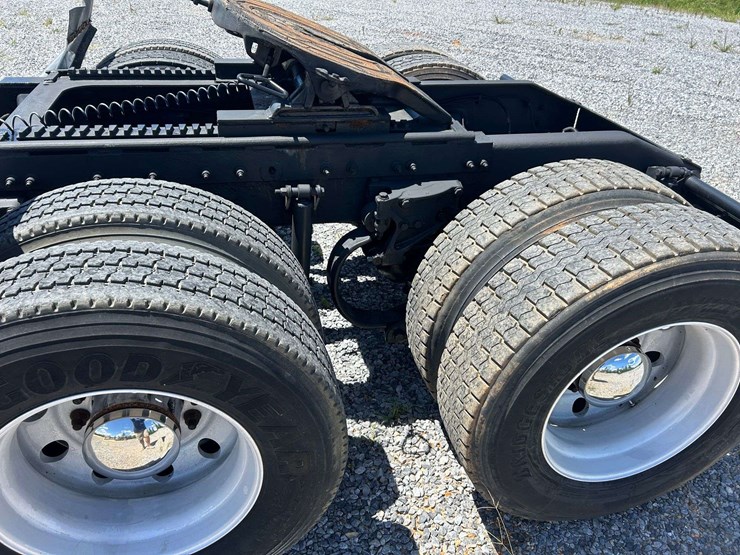 2010-peterbilt-386-image-21