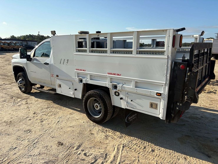 2021-chevrolet-silverado-3500-image-2