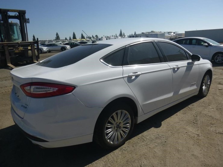 2014-ford-fusion-sedan-image-3