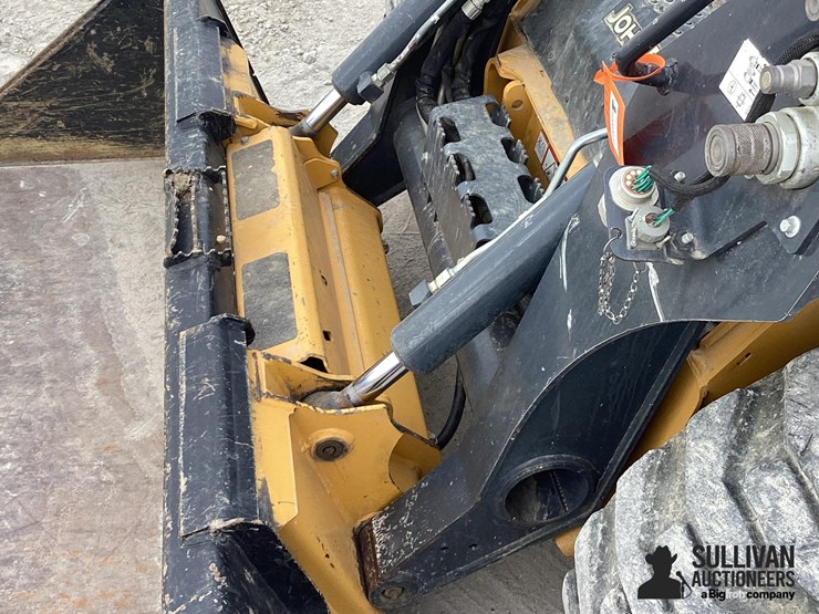 2016-deere-320e-image-11