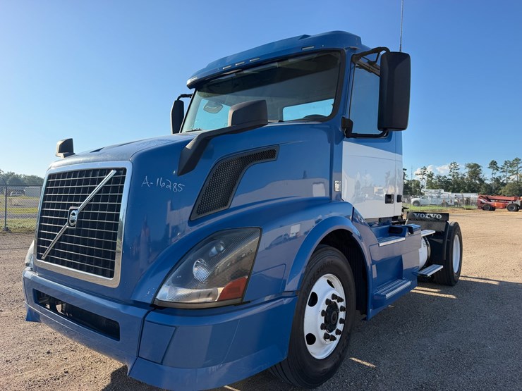 2015-volvo-vnl42t300-image-2