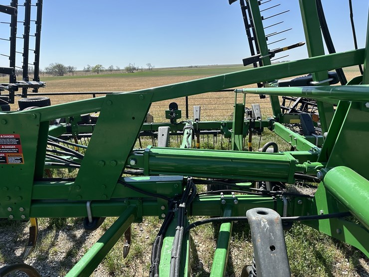 2023-john-deere-2430-image-7