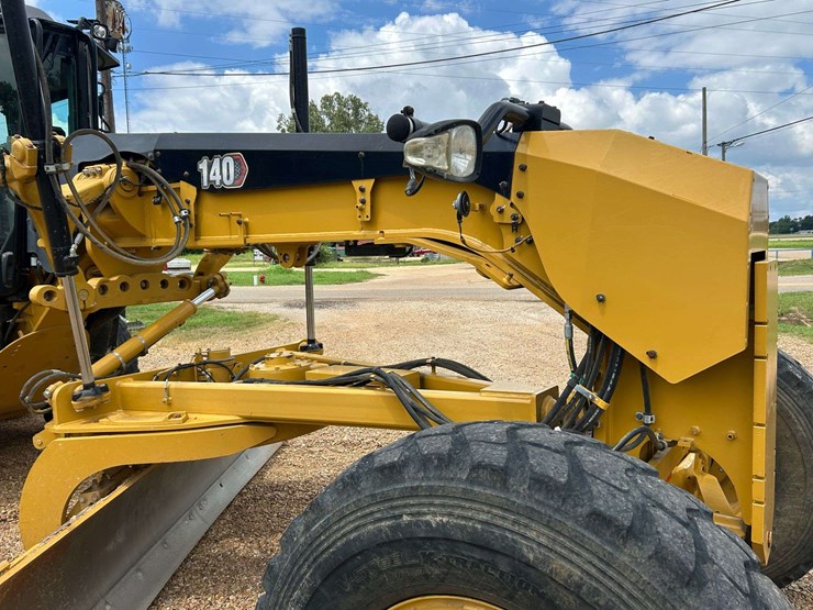 2020-caterpillar-140-image-10