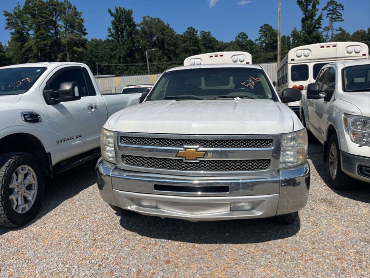 2013-chevrolet-silverado-truck-image-2