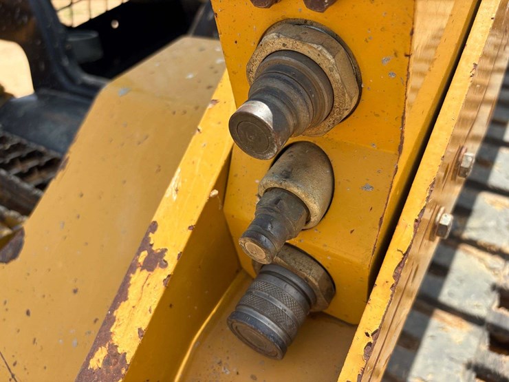 2020-caterpillar-299d3-image-16