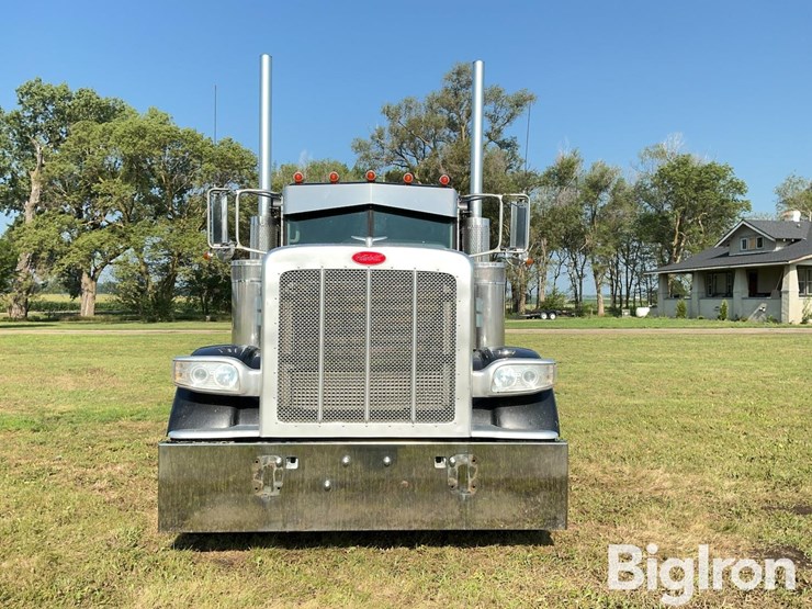 2017-peterbilt-389-image-2