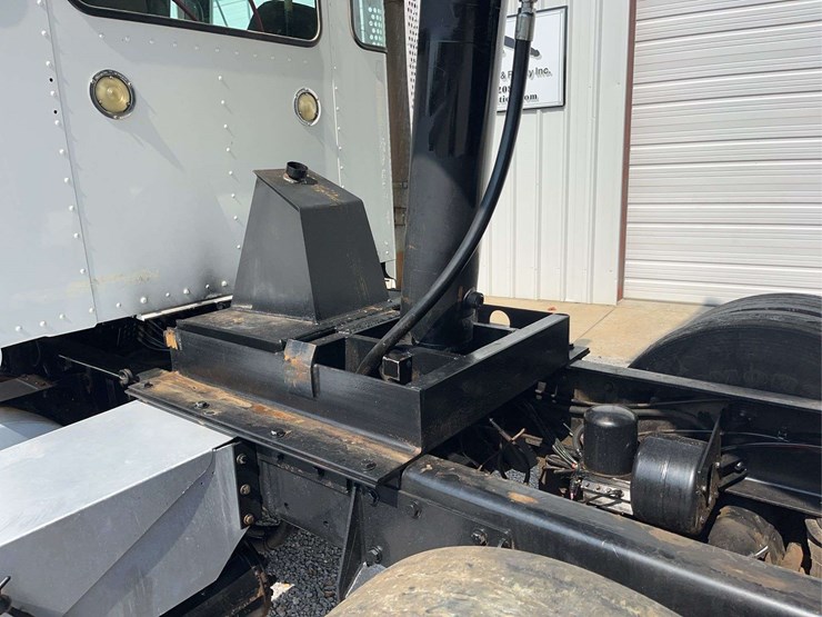 2019-kenworth-t8-series-dump-truck-image-17