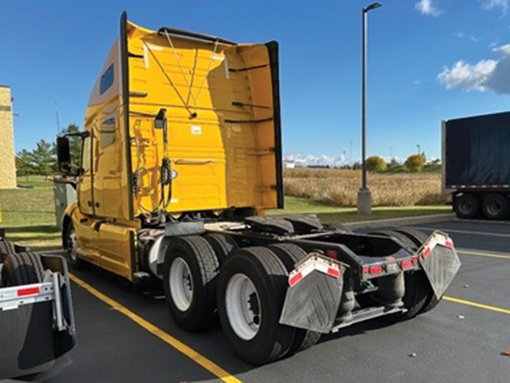 2022-volvo-vnl-760-image-2