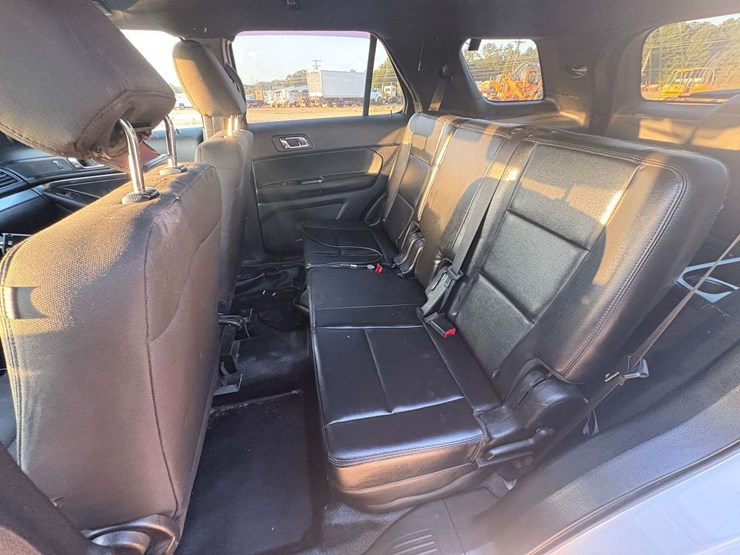 2018-ford-explorer-image-16