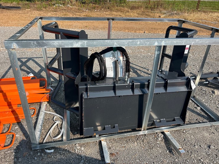 #95-•-skid-steer-hydraulic-bale-squeeze-image-4