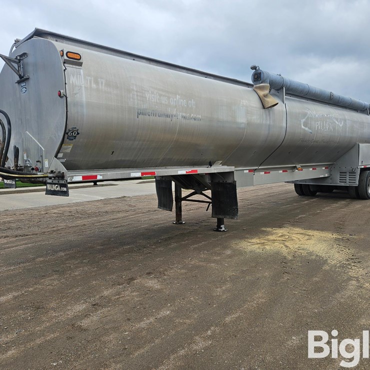 2014 Walinga HAT-47-44102 Tri/A Bulk Aluminum Feed Trailer