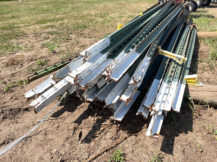#7967-•-lot-of-assorted-fence-posts-image-8