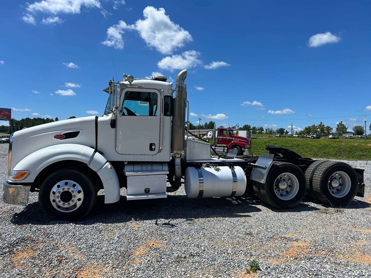 2010-peterbilt-386-image-3