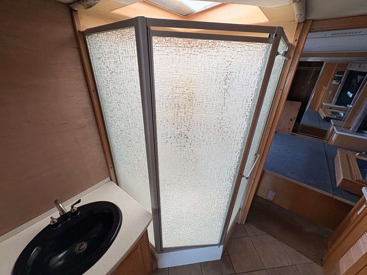 2003-freightliner-xc-fleetwood-revolution-diesel-pusher-motor-home-(65,650-miles)-image-28