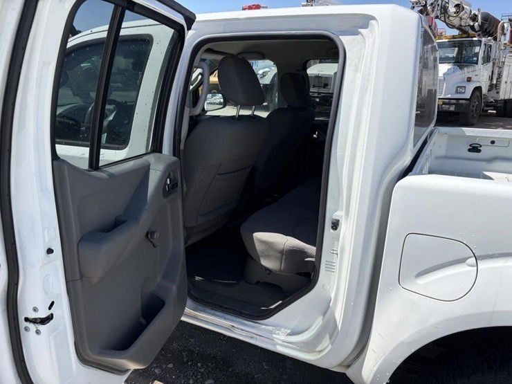 2015-nissan-frontier-image-11