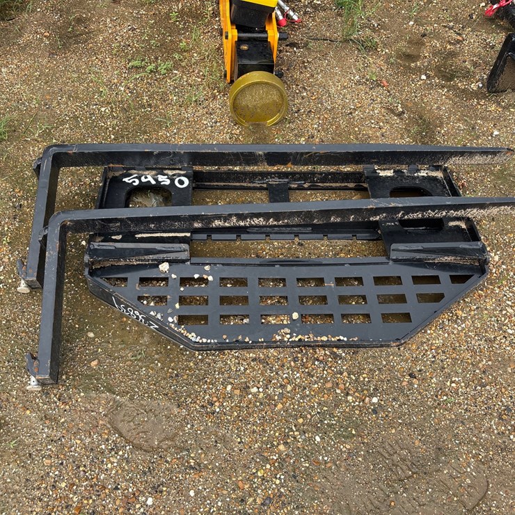 #5133 • GIYI DHC 60IN FORK FRAME WITH FORKS