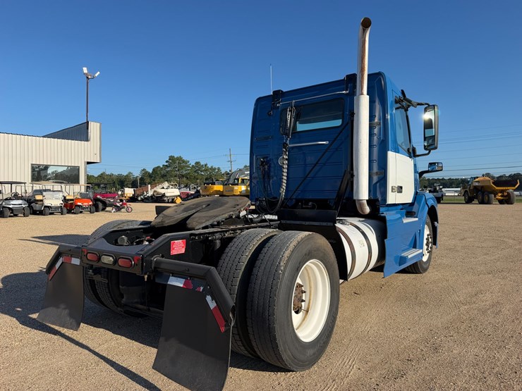 2015-volvo-vnl42t300-image-4