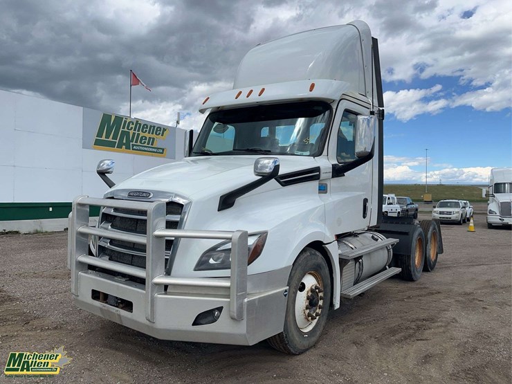 2018-freightliner-cascadia-t/a-day-cab-tractor-image-1