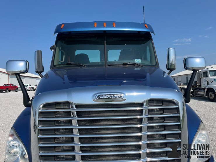 2015-freightliner-cascadia-125-image-10