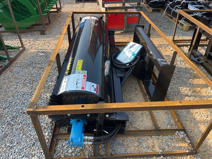 mower-king-skid-steer-angle-broom,-72"-image-6