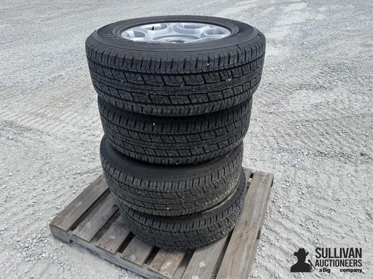 general-grabber-lt275/65r18-tires-on-8-bolt-ford-rims-image-4