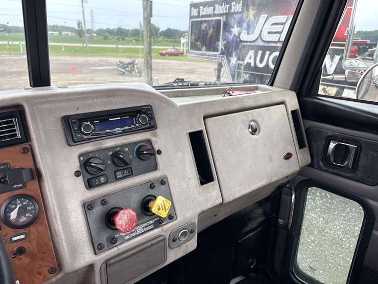 2009-peterbilt-335-image-14