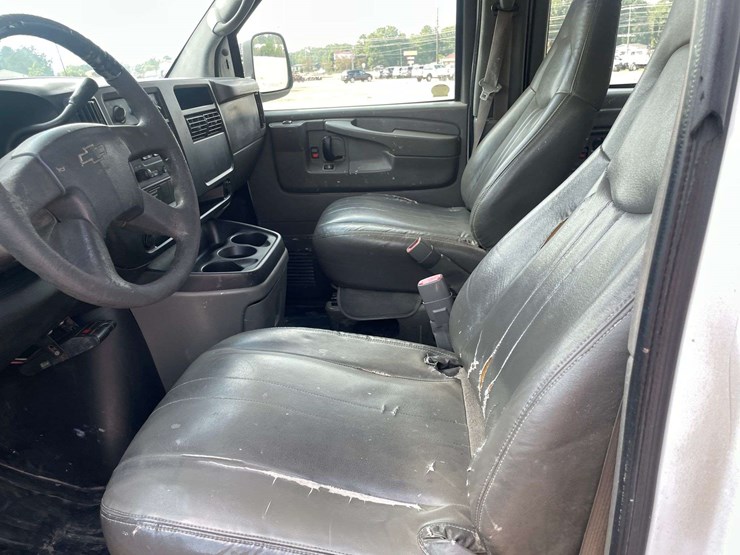 2005-chevrolet-express-3500-image-10