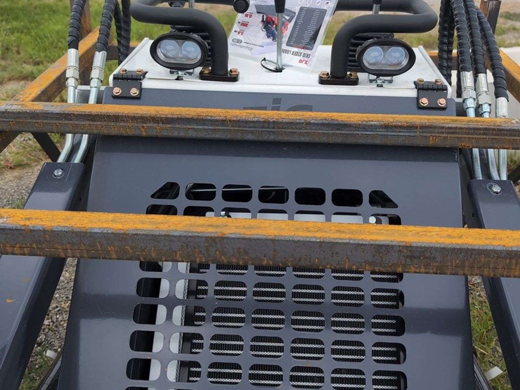 zjg-mini-skid-steer-loader-zj-380-(white)---15hp-image-5