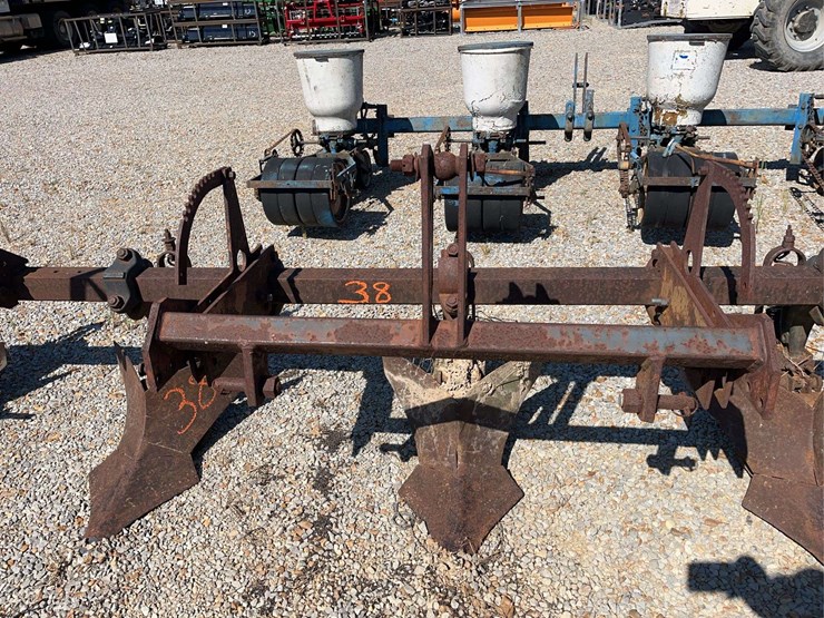 4-row-3pt-buster-with-gauge-wheels-image-3