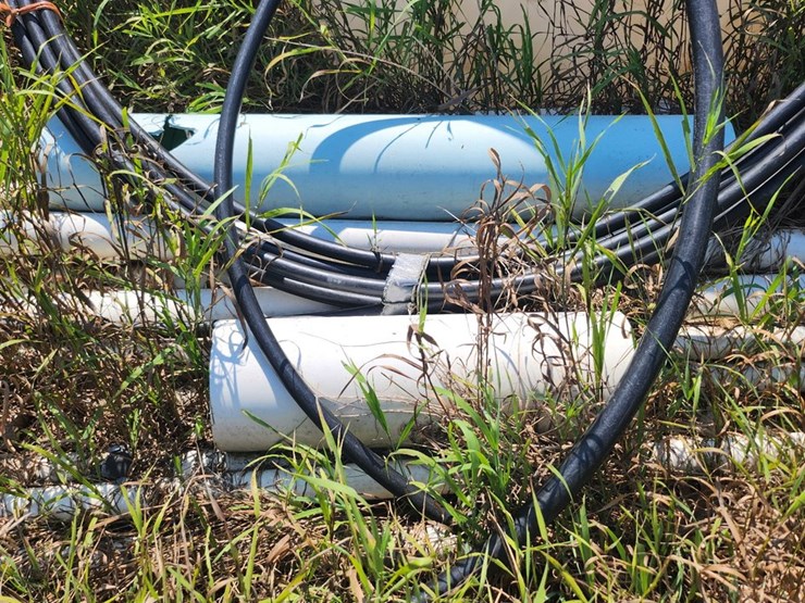 #2824-•-1500-gallon-poly-tank-with-stainless-steel-nitrogen-tank,-waterline-and-pvc-pipe-image-2