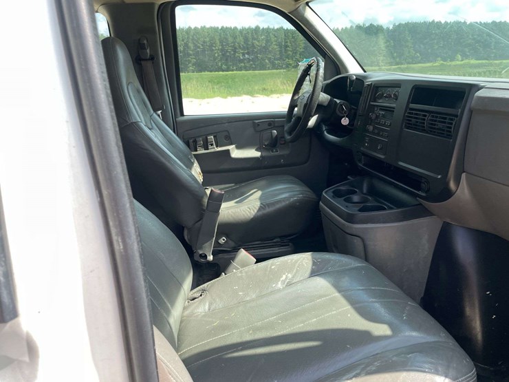 2005-chevrolet-express-3500-image-18
