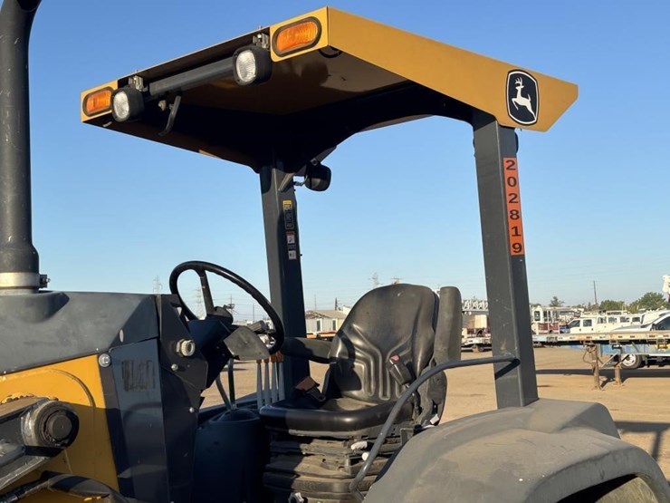 2020-deere-210l-image-32