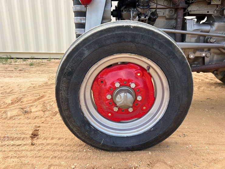 massey-ferguson-135-image-9